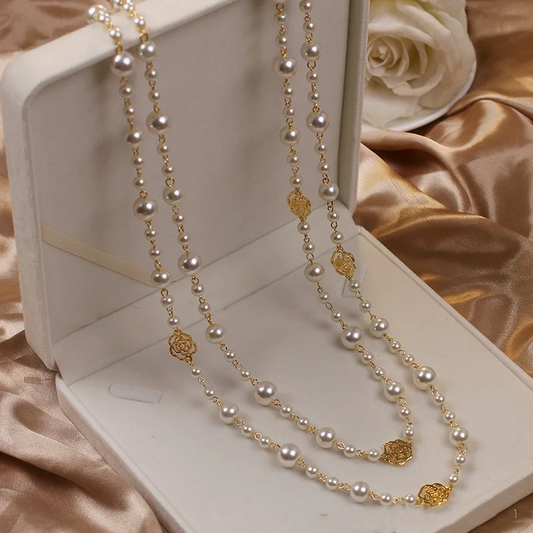 Collar elegante en oro con perlas